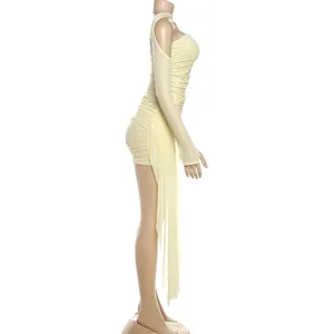 Vue latérale de l'ensemble robe licou en maille jaune avec plis et longs rubans décoratifs