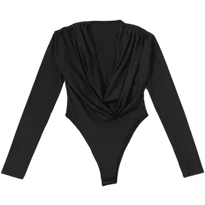 Detail van de zwarte romper met lange mouwen en een diepe gedrapeerde watervalhals