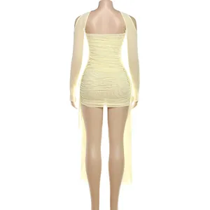 Vue arrière d'une mini robe en mesh jaune pâle avec fronces, manches longues et rubans.