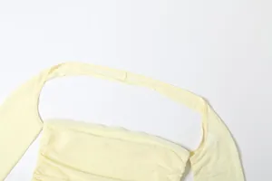 Vue détaillée du tissu en tulle jaune clair froncé pour ce haut avec col licou chic