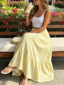 Gonna lunga a righe gialle a vita alta per un perfetto look da vacanza estiva.