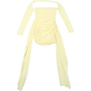 Vue détaillée de la robe courte dos nu en tulle jaune pâle avec longs rubans et fronces.