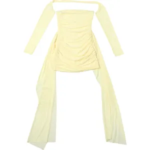 Vue détaillée d'une mini-robe plissée jaune pâle avec dos nu et manches longues.
