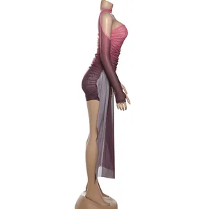 Profil latéral d'une robe licou en mesh avec dégradé rose et violet.