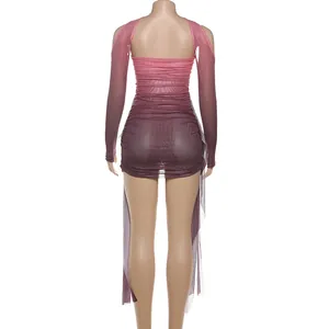 Vue arrière détaillée de la mini-robe sexy en maille plissée dégradée rose et violette