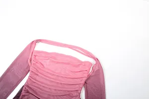 Vue détaillée d'une robe licou en maille à dégradé rose avec sa texture froncée
