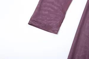 Gros plan détaillé du poignet de la manche en mesh violet montrant la qualité de la couture.