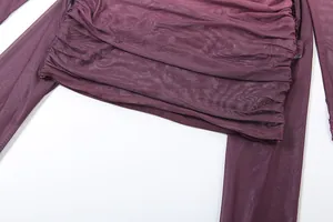 Vue détaillée de la texture du tissu en maille bordeaux et du plissage élégant