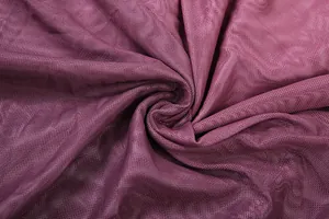 Gros plan sur le tissu en maille mauve montrant la texture fine et le drapé doux