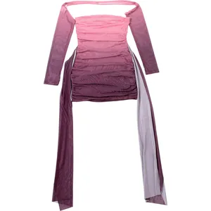 Robe courte en maille dégradée rose et violette avec de longs rubans et manches