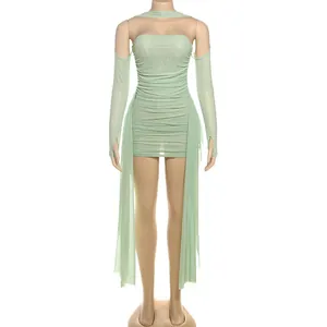 Détail de la mini-robe en maille vert clair à fronces avec rubans et manches.