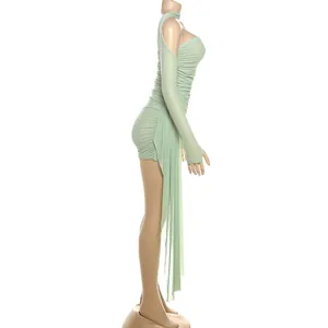Vue latérale d'une mini-robe froncée vert sauge en résille avec licou et manches à gants.