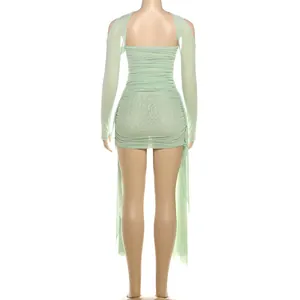 Vue arrière de la mini-robe en maille froncée vert menthe avec manches à rubans.