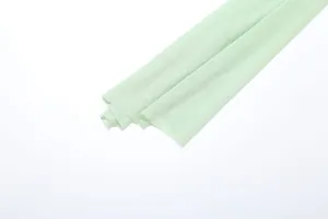 Vue macro du détail d'un ruban en maille plissée vert clair pour accessoire de mode féminine