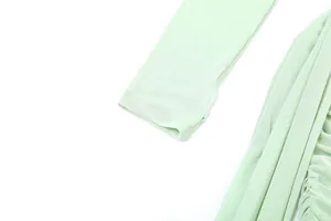 Vue détaillée de la manche en résille vert menthe avec poignet passe-pouce et plis