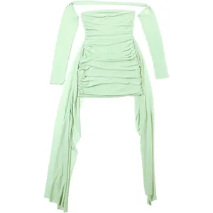 Détail d'une robe froncée en tulle vert menthe avec manches à boucles et rubans