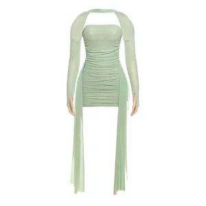 Vue de face robe mini en mesh froncé vert clair avec licou et manches à rubans
