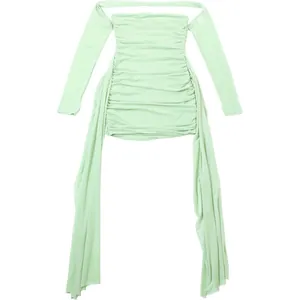 Robe courte en maille froncée vert menthe avec manches longues et longs rubans.