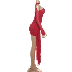 Vue latérale détaillée d'une mini-robe sexy en résille rouge avec licou et longs rubans