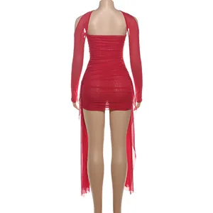 Vue arrière d'une mini-robe rouge en maille froncée avec manches longues et col licou.