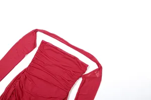 Gros plan d'une robe licou rouge en mesh froncé montrant le détail des manches