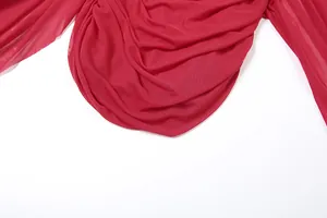 Gros plan sur la texture du tissu en maille froncée rouge pour vêtements sexy pour femmes