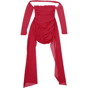 Vue détaillée d'une robe sexy dos nu en maille froncée rouge avec manches longues