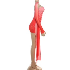 Vue latérale d'une robe mini en maille drapée dégradé rose-rouge avec longue écharpe