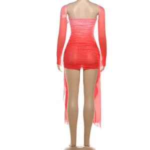Vue arrière d'un ensemble robe courte en mesh dégradé rose à rouge avec drapés