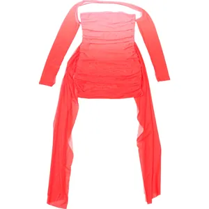Détail de robe mini en maille dégradée rose avec volants, manches à fente et rubans