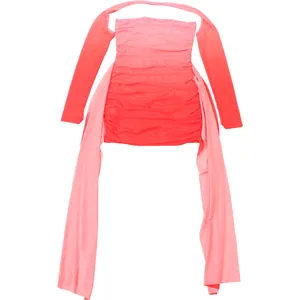 Vue détaillée d'une robe en mesh dégradé rose avec licou et longs rubans flottants.