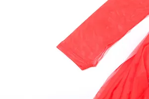 Détail de la manche longue en résille rouge avec passage du pouce et texture plissée élégante
