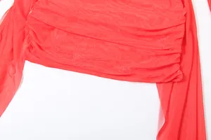 Vue détaillée du tissu en maille rouge vif avec texture plissée élégante pour femme