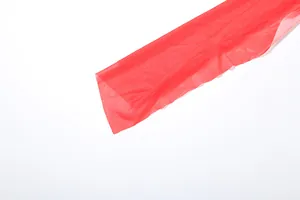 Vue détaillée des manches en maille rouge vif avec une texture plissée délicate