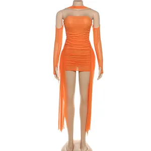 Vue détaillée de la robe dos nu en maille orange avec sa texture plissée et rubans