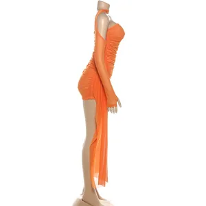 Vue de côté de la mini-robe froncée orange avec licou et détail de ruban fluide