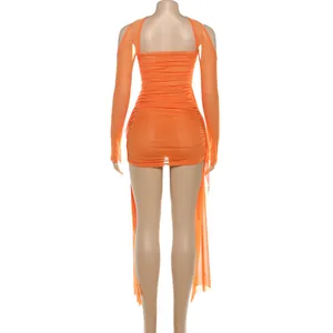 Vue arrière d'une mini-robe froncée en maille orange avec manches à passe-pouce.