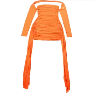 Détail de la mini-robe en maille orange avec texture plissée et longs rubans fluides