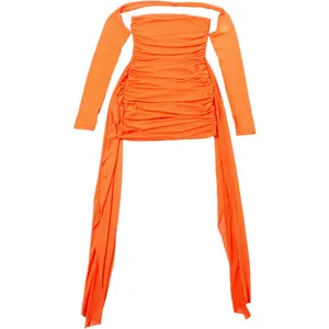 Vue détaillée d'une mini-robe en maille froncée orange avec de longs rubans aux manches.
