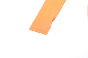 Gros plan détaillé d'une manche en maille transparente orange avec poignet à trou de pouce