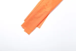Vue détaillée d'un ruban en maille transparente orange vif pour vêtements de femmes
