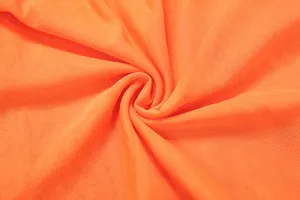 Gros plan sur la texture respirante du tissu en maille orange vif pour vêtements de mode