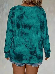 Rückansicht eines langärmeligen Batik-T-Shirts in Übergröße in Blaugrün, lässiger Stil
