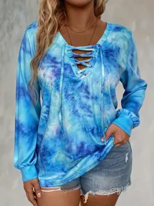 Nahaufnahme eines Batik-Langarmshirts in Übergröße mit Schnürung am V-Ausschnitt