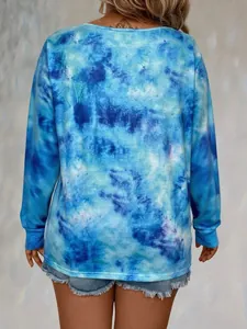 Rückansicht eines lässigen blau-weißen Batik-Langarm-T-Shirts für Damen stilvolles Top