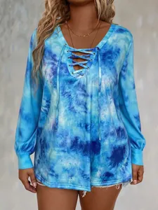 Detail eines lässigen Damen-Langarm-T-Shirts mit blauem Batikmuster und Schnür-V-Ausschnitt