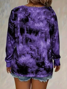 Rückansicht eines langärmeligen Damen-T-Shirts in Übergröße mit lila Batikmuster