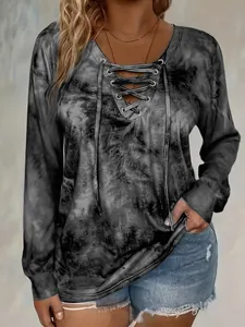 Detailansicht des Batik-Langarmshirts für Damen mit elegantem Schnür-V-Ausschnitt.