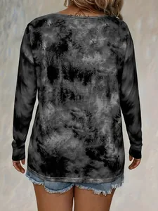 Rückenansicht des Damen-Langarmshirts in Übergröße mit grauem Batikmuster-Print