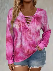 Schickes Damen Langarmshirt in Rosa Batik-Optik mit elegantem Schnür-V-Ausschnitt in Übergröße